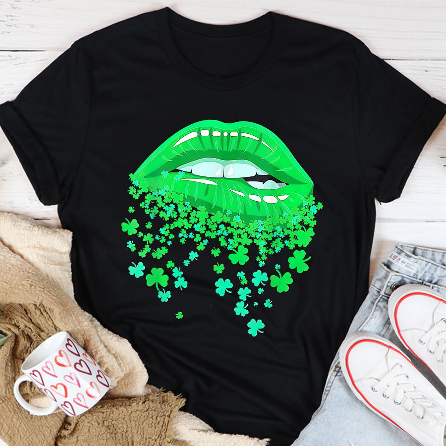 St Patricks Day Shirt Lips Sexy Green Cool Irish Shamrock St Patricks Day T-Shirt Funny St Patricks Day Shirts Womens